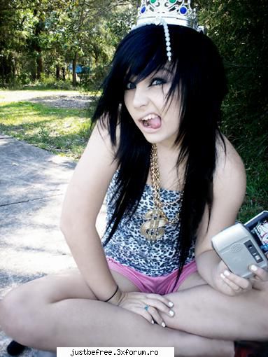 Brokelle Bones - Emma - Scene Queens