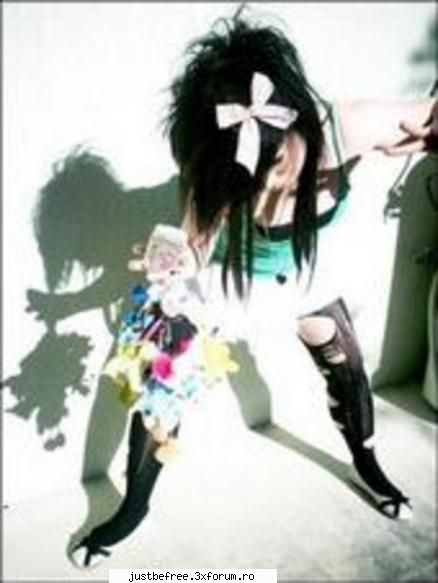 Brokelle Bones - Emma - Scene Queens